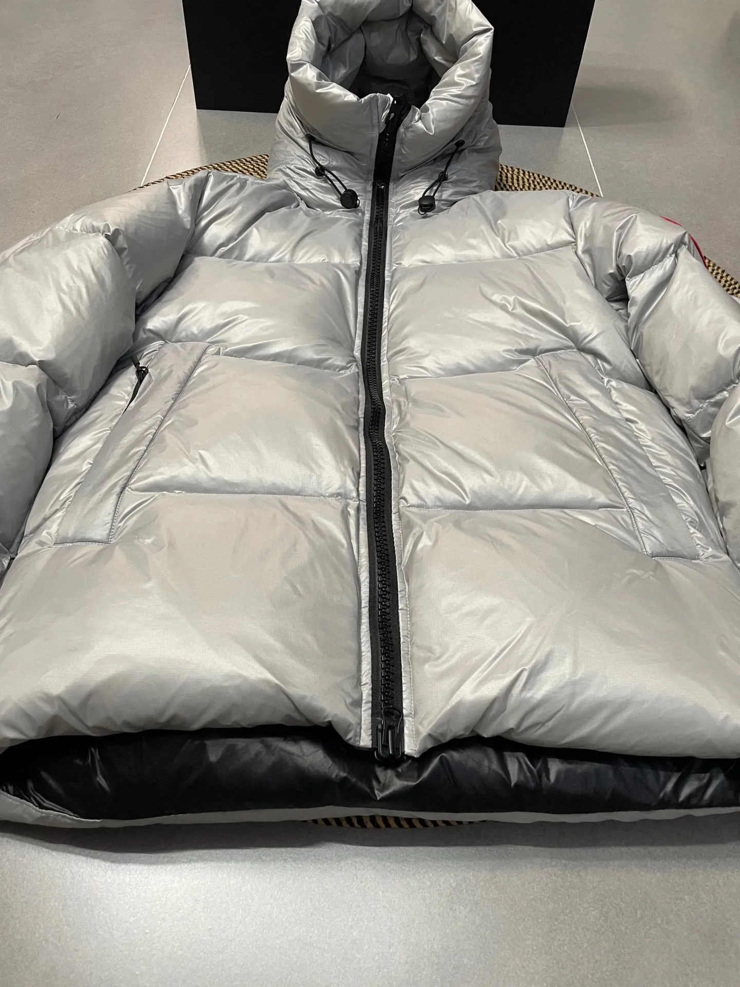 P780 Gray Red Label Top Version 𝘾𝘼𝙉𝘼𝘿𝘼 𝙂𝙊𝙊𝙎𝙀/Canada Goose 2023 Limited New Crofton Puff Down Jacket Pure Guangzhou Inspection 95 White Duck Down Filling‼  Top version, ceiling level‼ Crofton soft bread, the latest style in 2023, has a cold protection effect of up to level 4. It is made of recycled Feather-Light tear-resistant fabric. It is ultra-light and has no weight on the upper body at all! The unique black label highlights your temperament‼  Canada Goose, a Canadian brand, has always been recognized as the warmest down jacket. Various Instagram celebrities, Internet celebrities, and celebrities often wear it for street photos. I do Canada Goose every year, but I still can’t get rid of my love for geese. No matter how cold the winter is, there is no need to be afraid, because there are geese! Filled with 80% white duck down, Canada Goose is the legendary warmest down jacket and is known as a must-have for Arctic outdoor sports! The most popular down jacket in the world, celebrities are rushing to buy it, it is a must-have! Same style for men and women Size: S-XXL